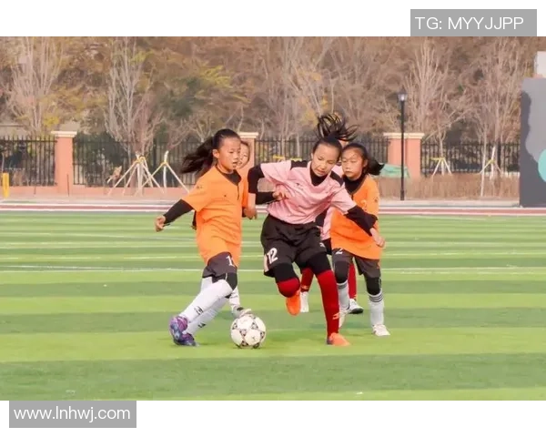 球星携萌娃同场竞技父女共舞绿茵展现足球温情时刻 球星携萌娃同场竞技父女共舞绿茵展现足球温情时刻