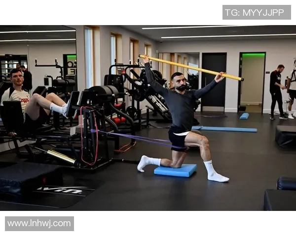 挑战足球球星一天的饮食安排 揭开顶级运动员背后的营养秘诀